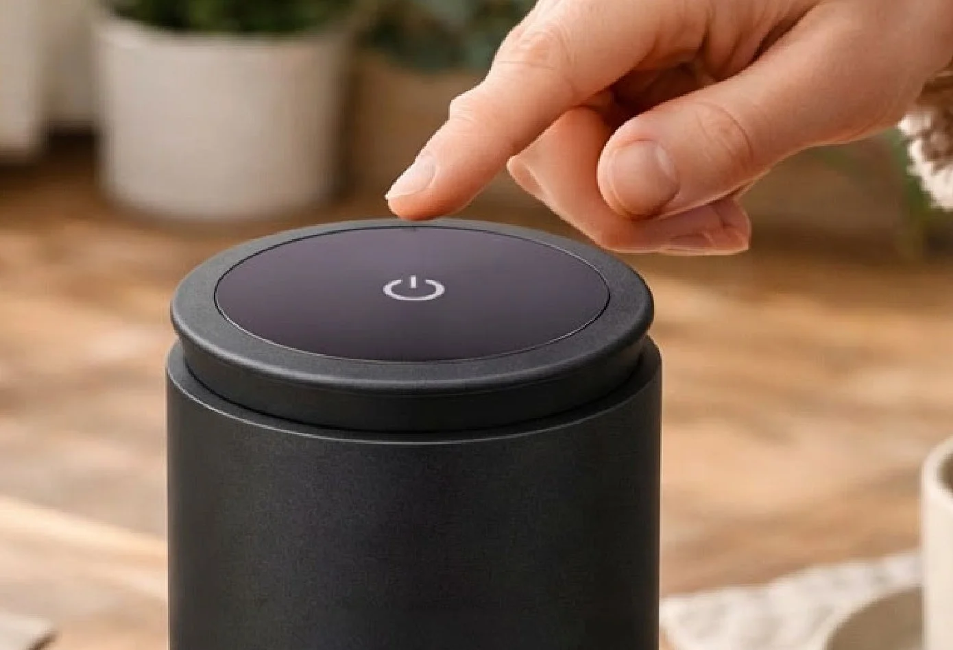 電源ボタンを押す指