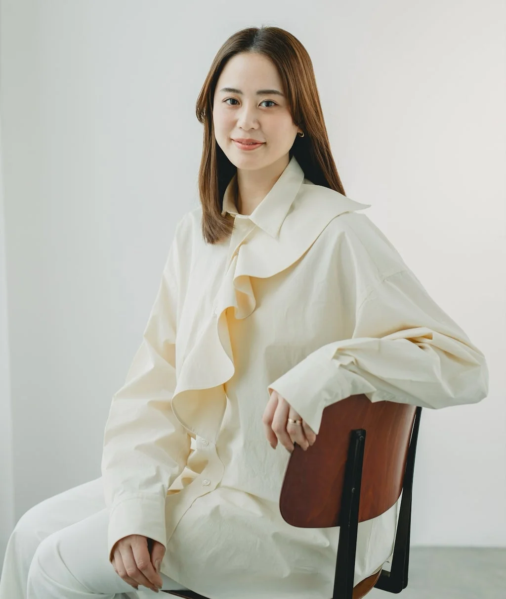 笑顔で座っている森清樺氏のポートレート