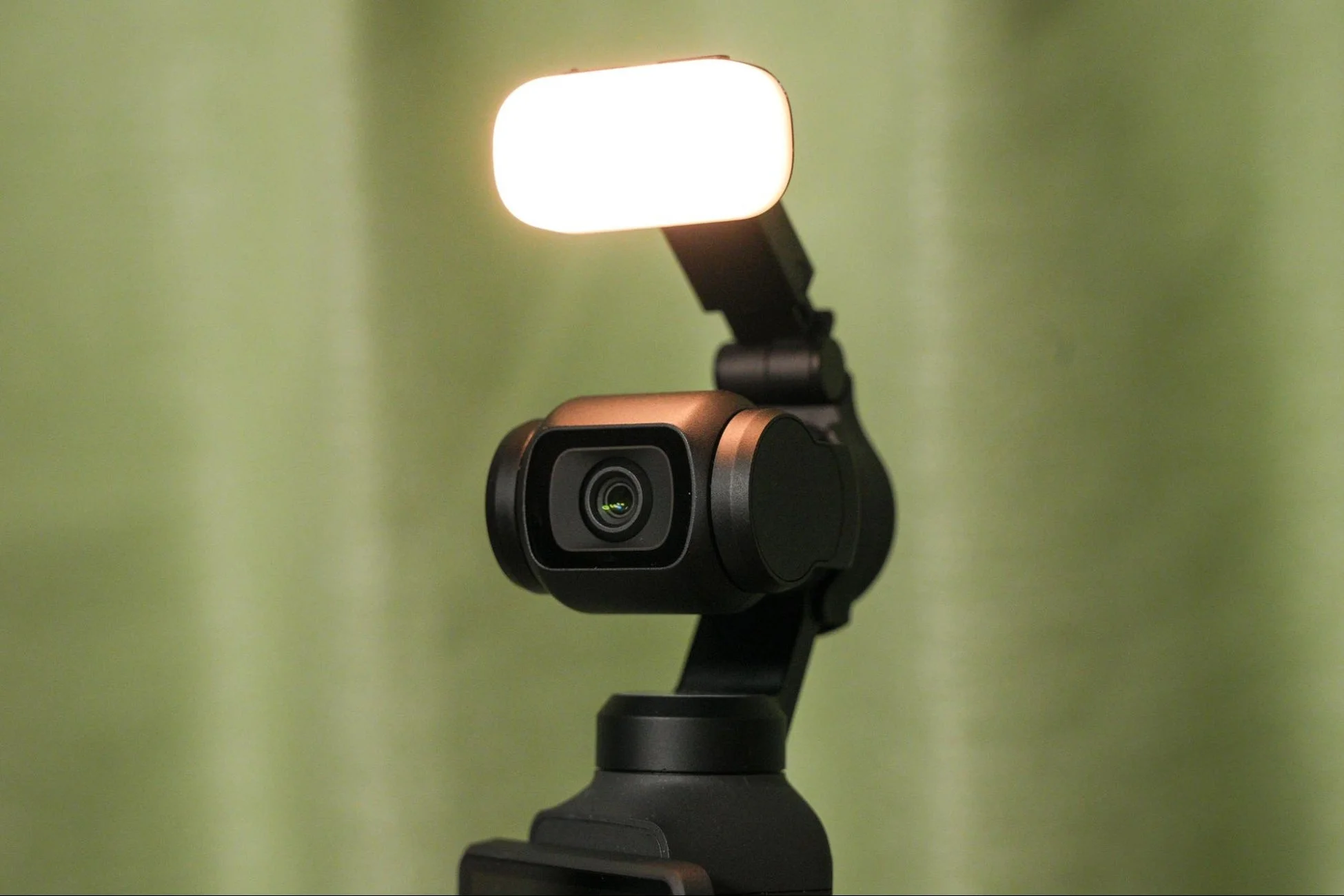 補助ライトが取り付けられたジンバルカメラ