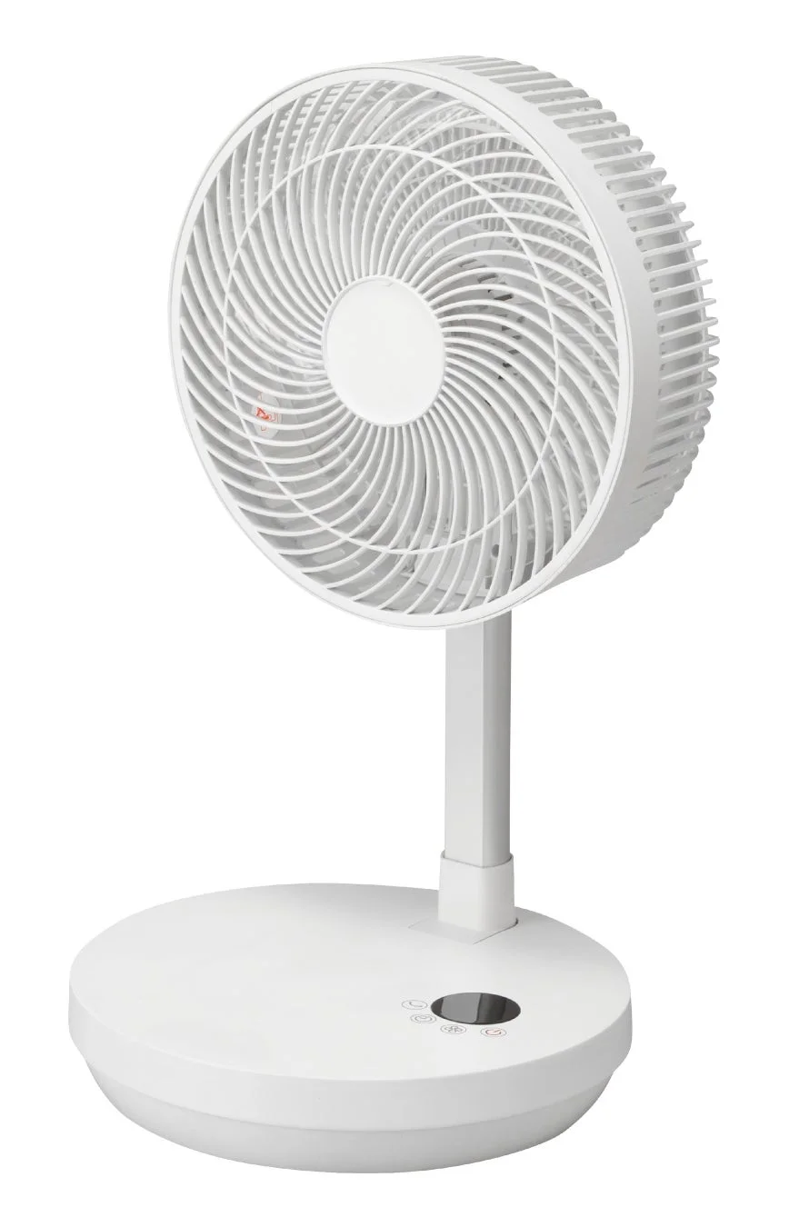 白い背景に、清潔感のある白い卓上扇風機