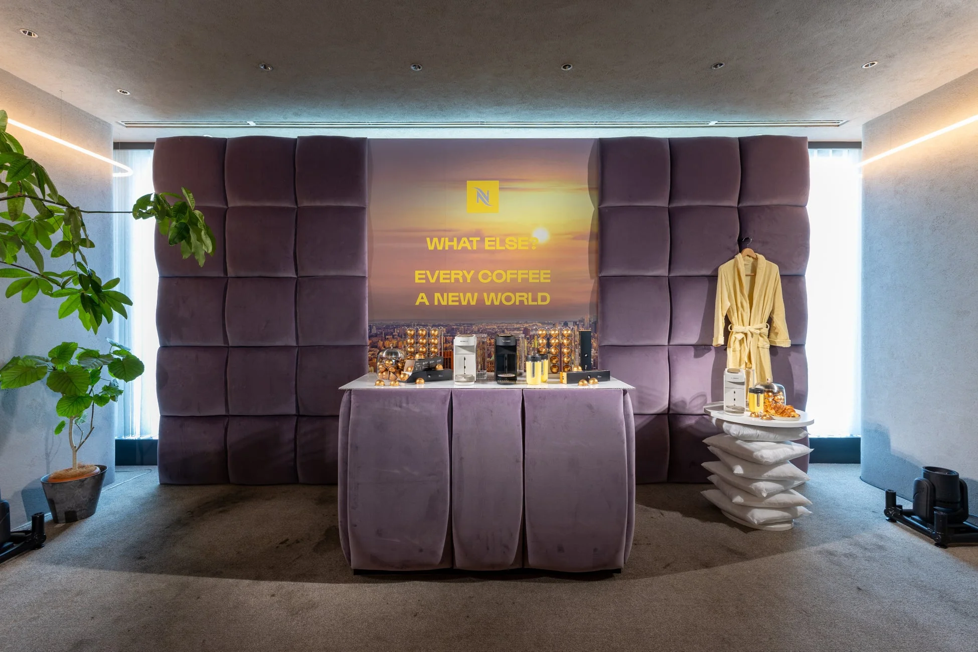 ネスプレッソのコーヒーマシンとカプセルが展示された空間