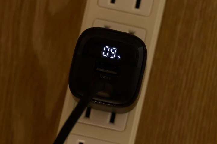 充電器のデジタルディスプレイには「09.W」と表示