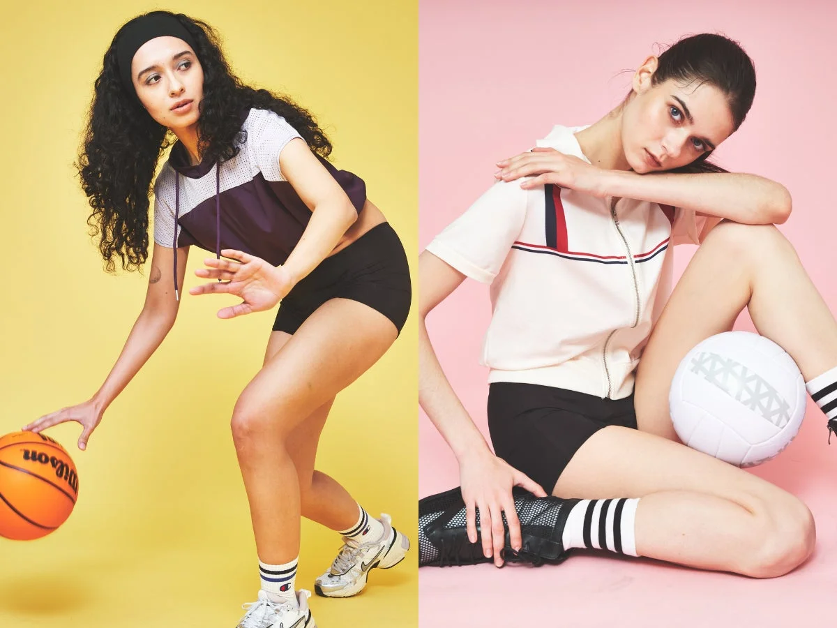スポーツウェアを着た2人の女性が写っている画像
