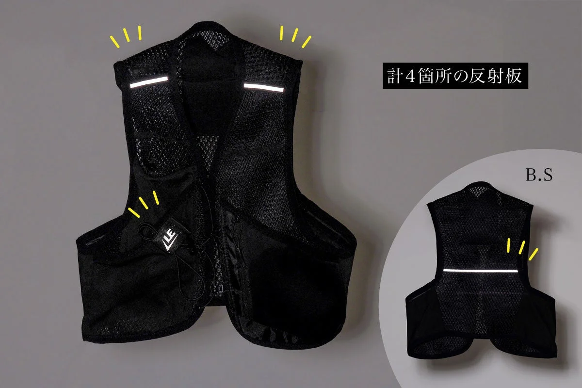 黒色のメッシュ素材のランニングベストが写っています。計4箇所の反射板があり、夜間の視認性が考慮されています