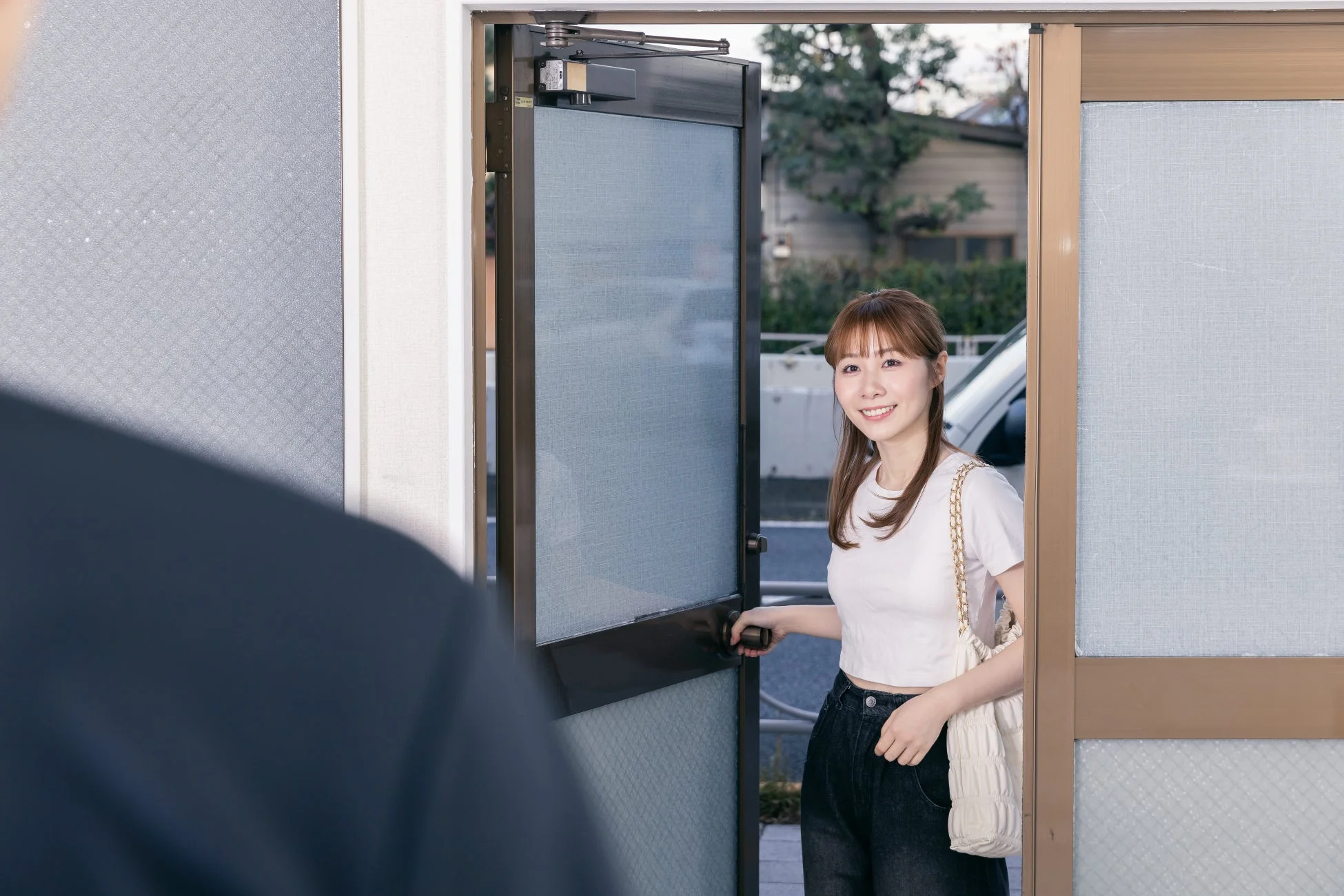 笑顔で出迎える女性
