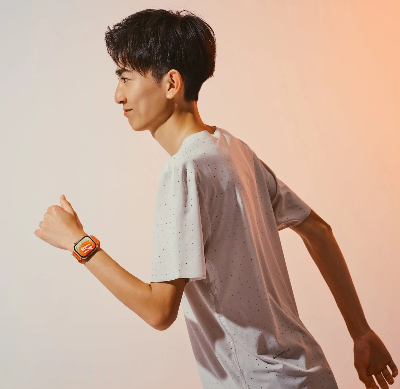 ランニング中の男性とHUAWEI WATCH FIT 5 Pro