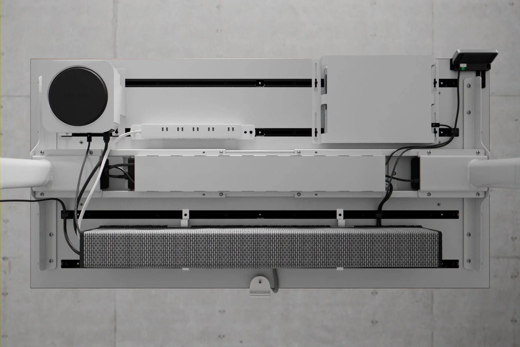 デスクの裏側を写した画像で、Mac mini、電源タップ、スピーカーなどの電子機器がケーブルマネジメントによってすっきりと整理されている様子が分かります。