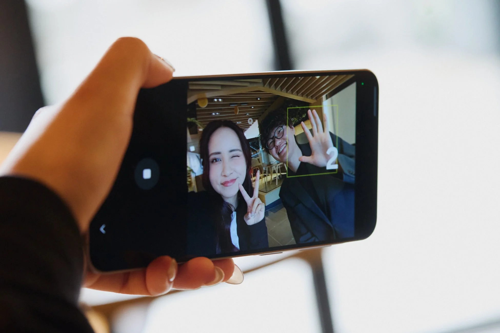 スマートフォンで自撮りをする男女