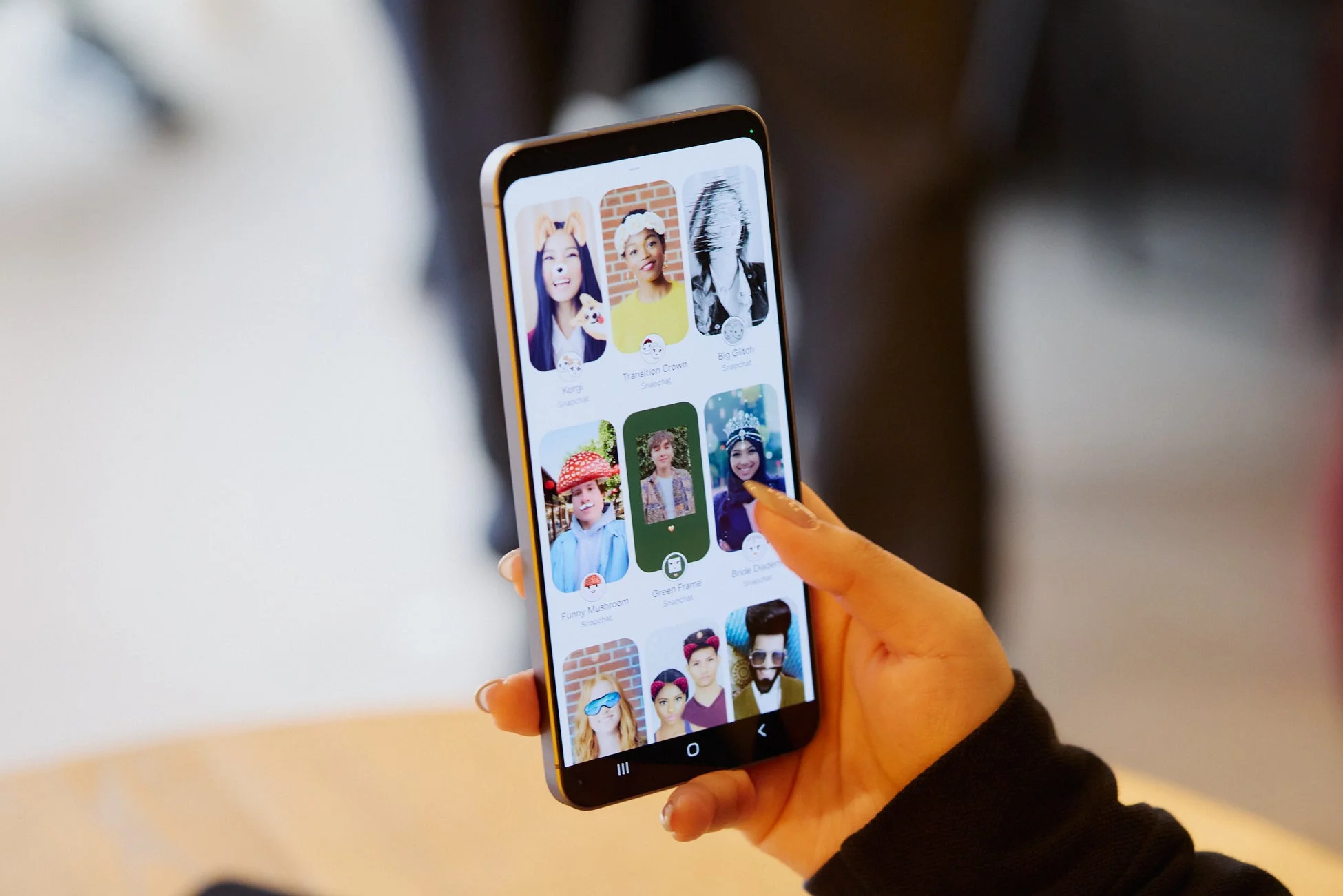 Snapchatアプリでフィルターを閲覧する女性