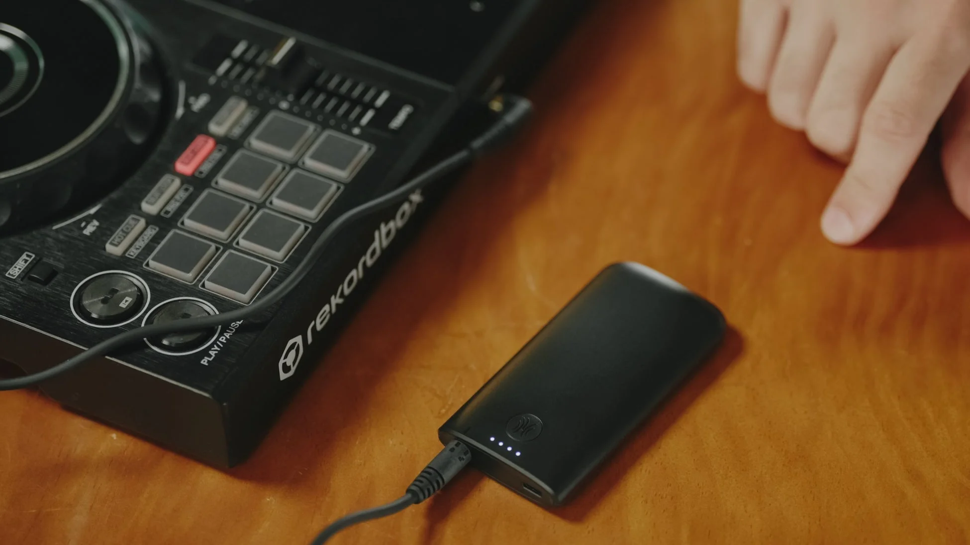 DJコントローラーとモバイルバッテリー
