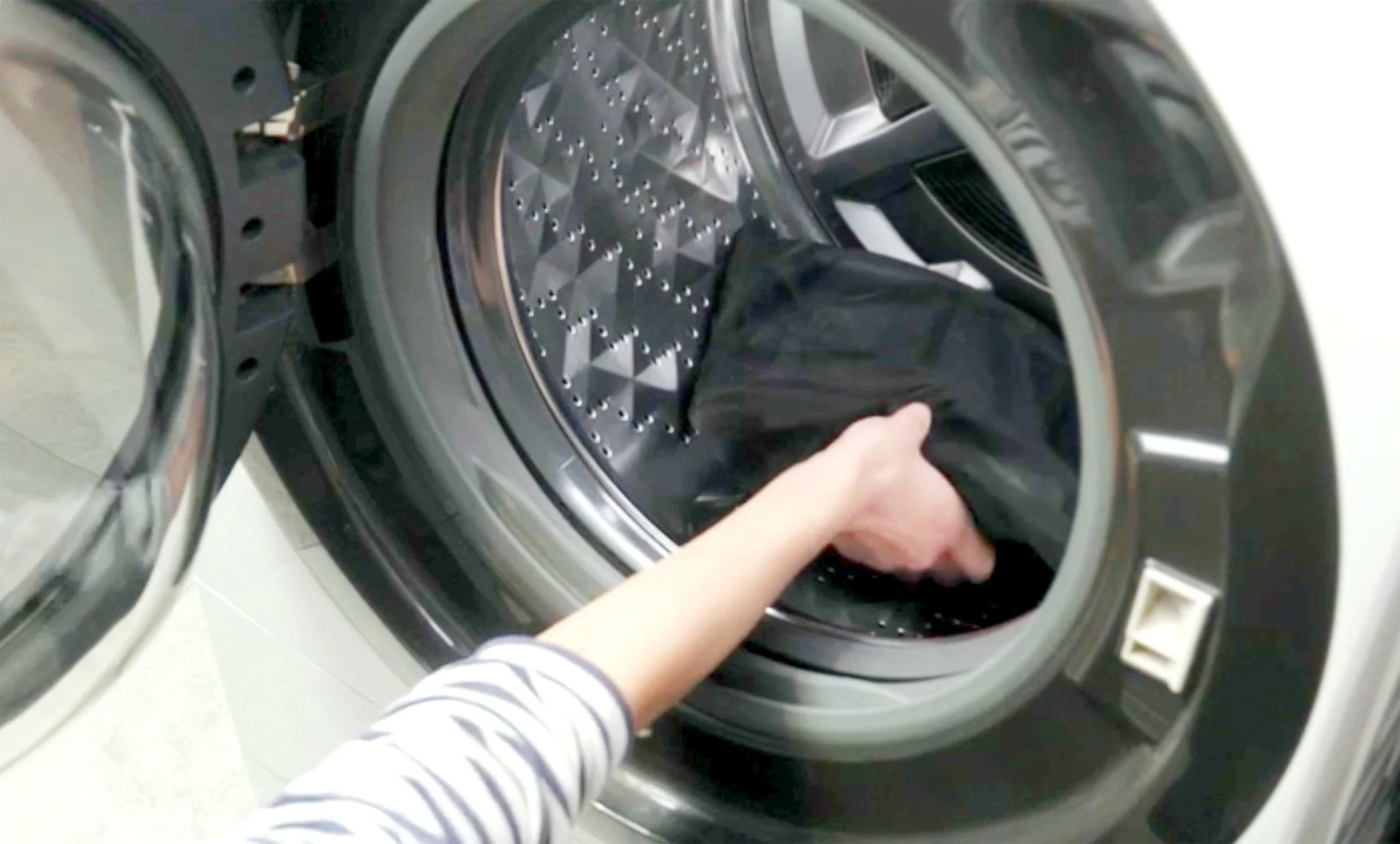 洗濯機に衣類を入れる様子