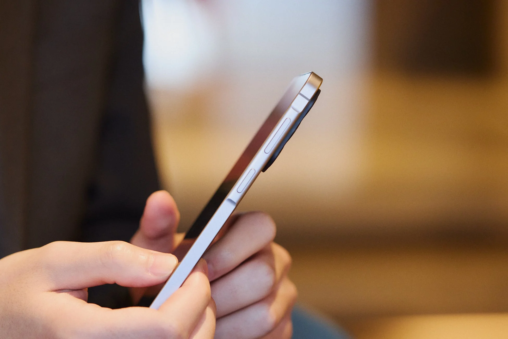 スマートフォンを操作する手元