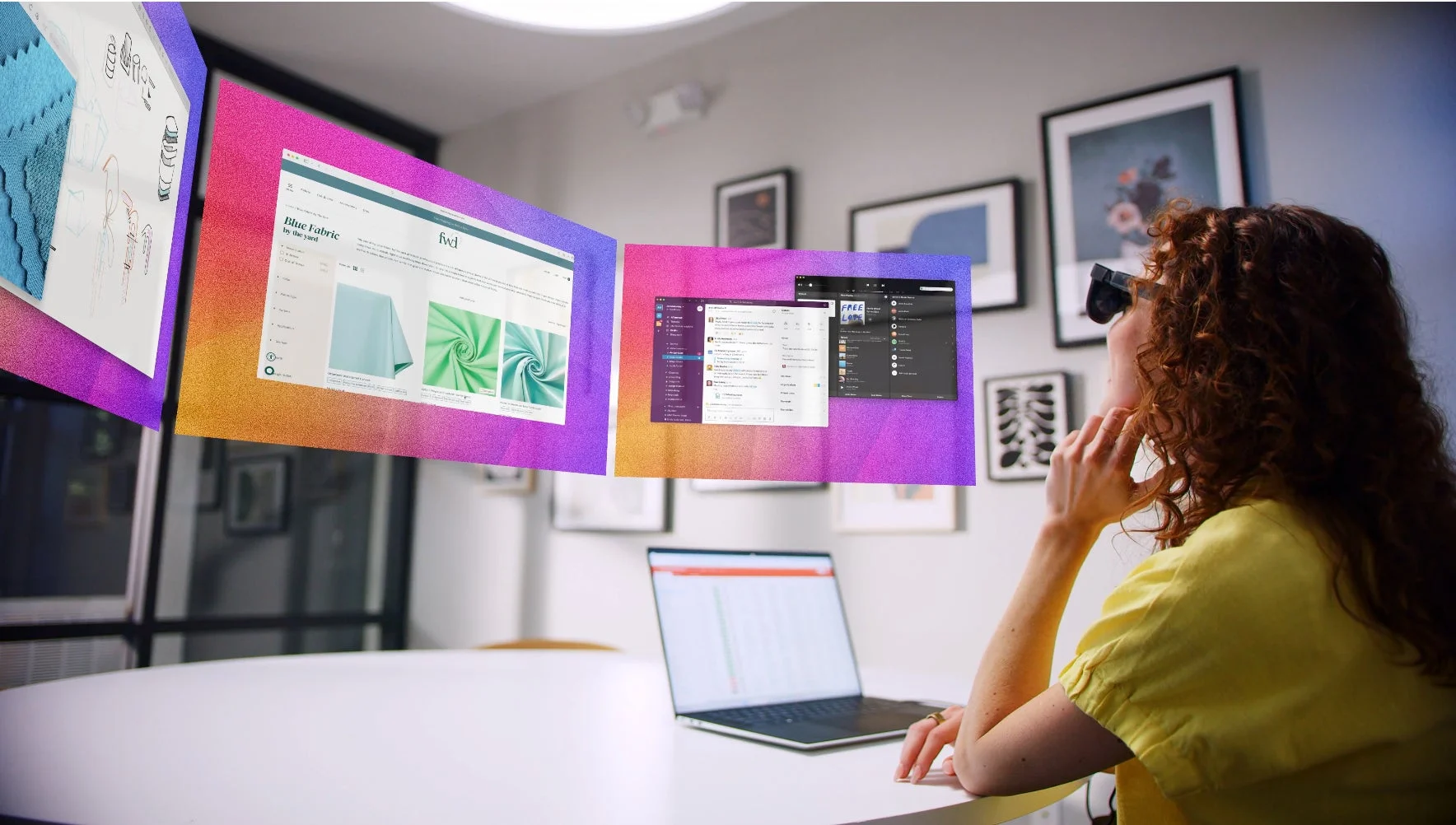 AR/VRグラスを装着し仕事をする女性