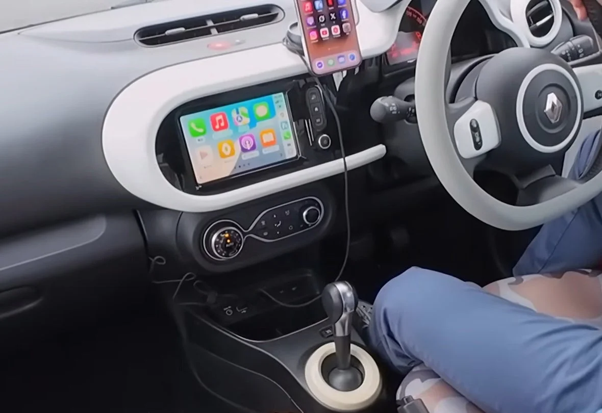 車載ディスプレイにApple CarPlayが表示されている様子