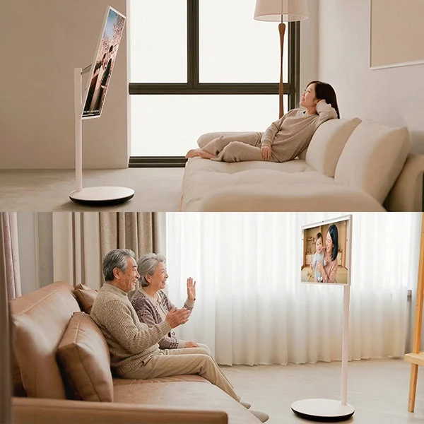現代のリビングルームで多機能なテレビが使われている様子