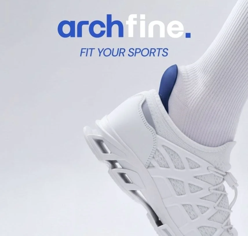 靴を履いた足元とarchfine.