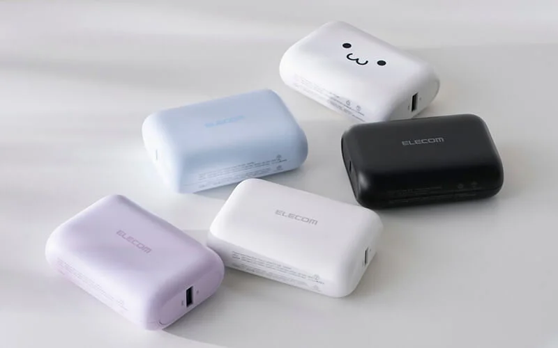 様々な色のELECOM製モバイルバッテリーが白い背景に配置されています。