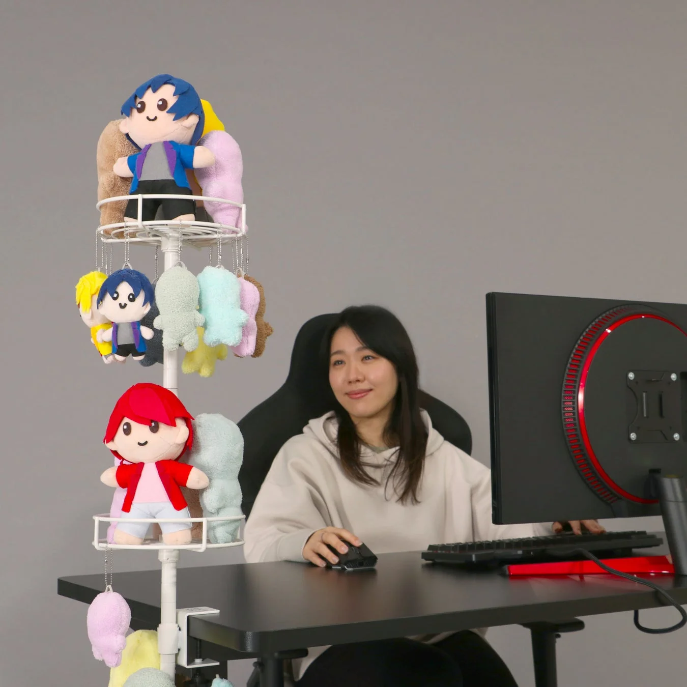 デスクでパソコンを操作しながら微笑む女性