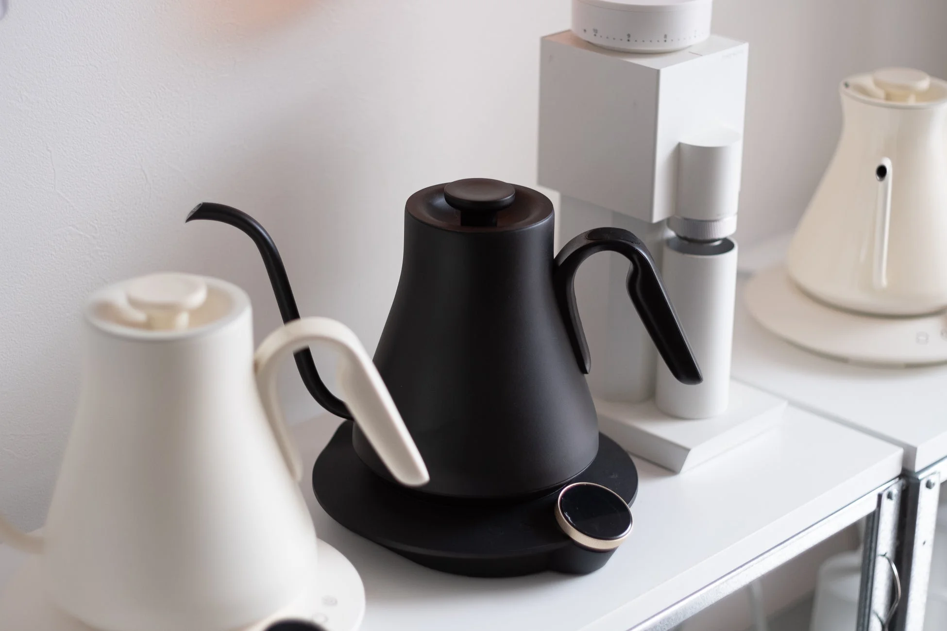 モダンでスタイリッシュな黒とクリーム色の電気ケトル