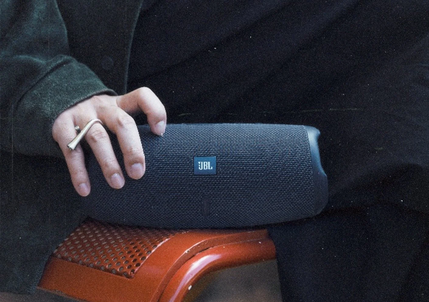 JBL Charge Essential 3 SE、スレートグレーの限定モデルが新登場！IP67防塵防水と20時間再生でいつでもどこでも高音質