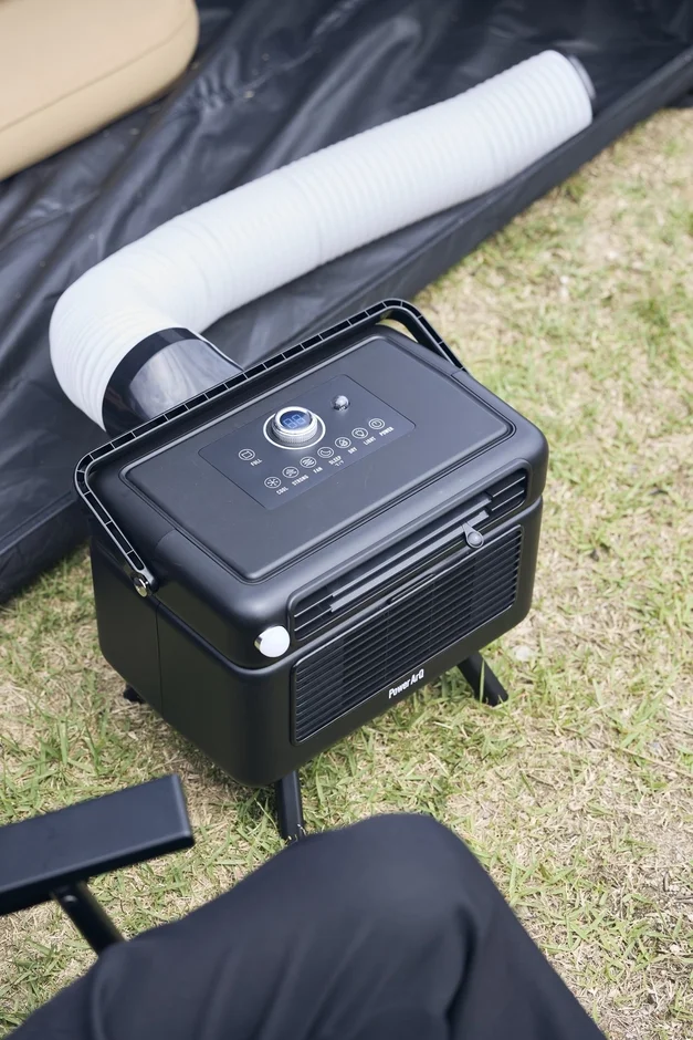 PowerArQ Point Coolerをドッグコットの足元に設置した様子