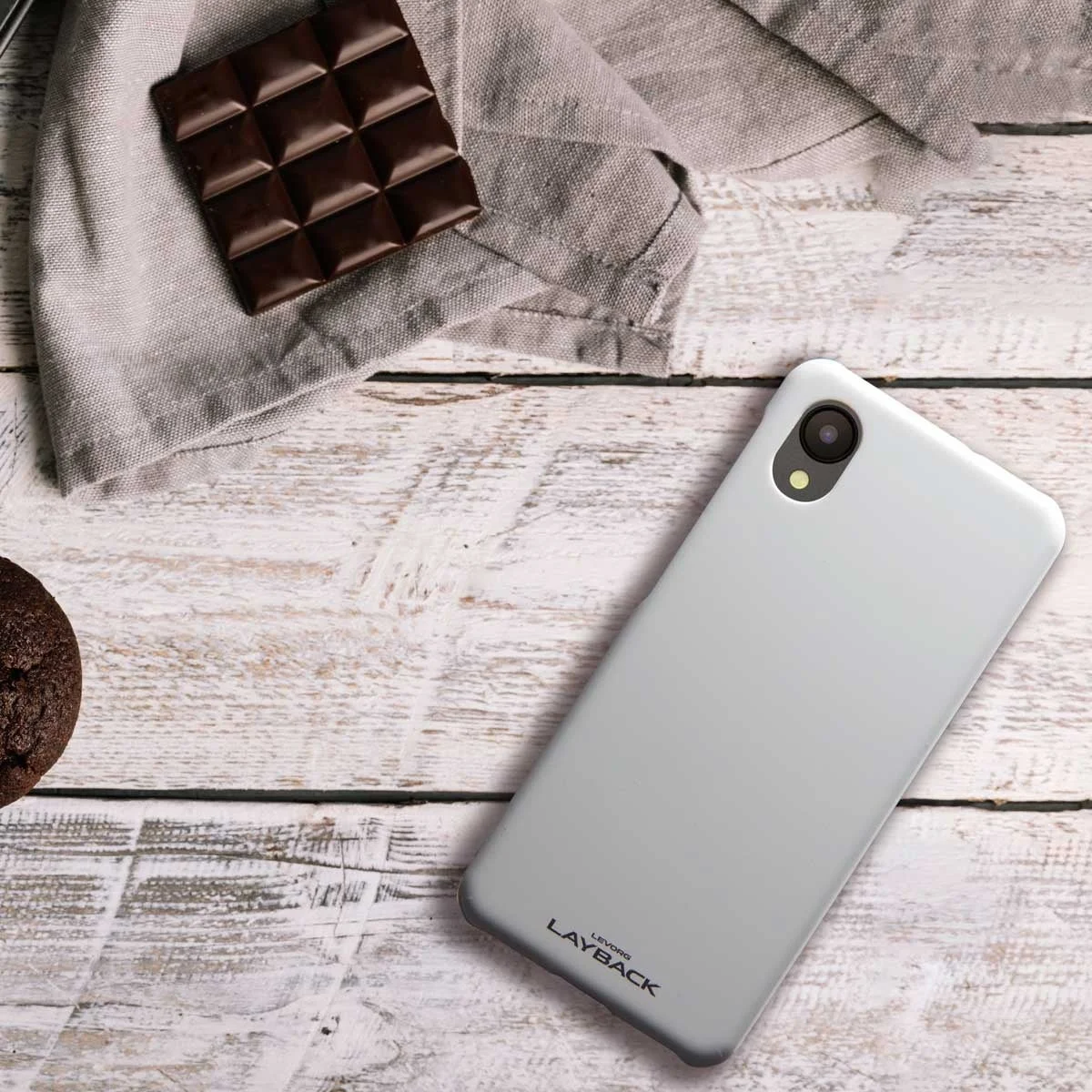 グレーのスマートフォンケースとスイーツ