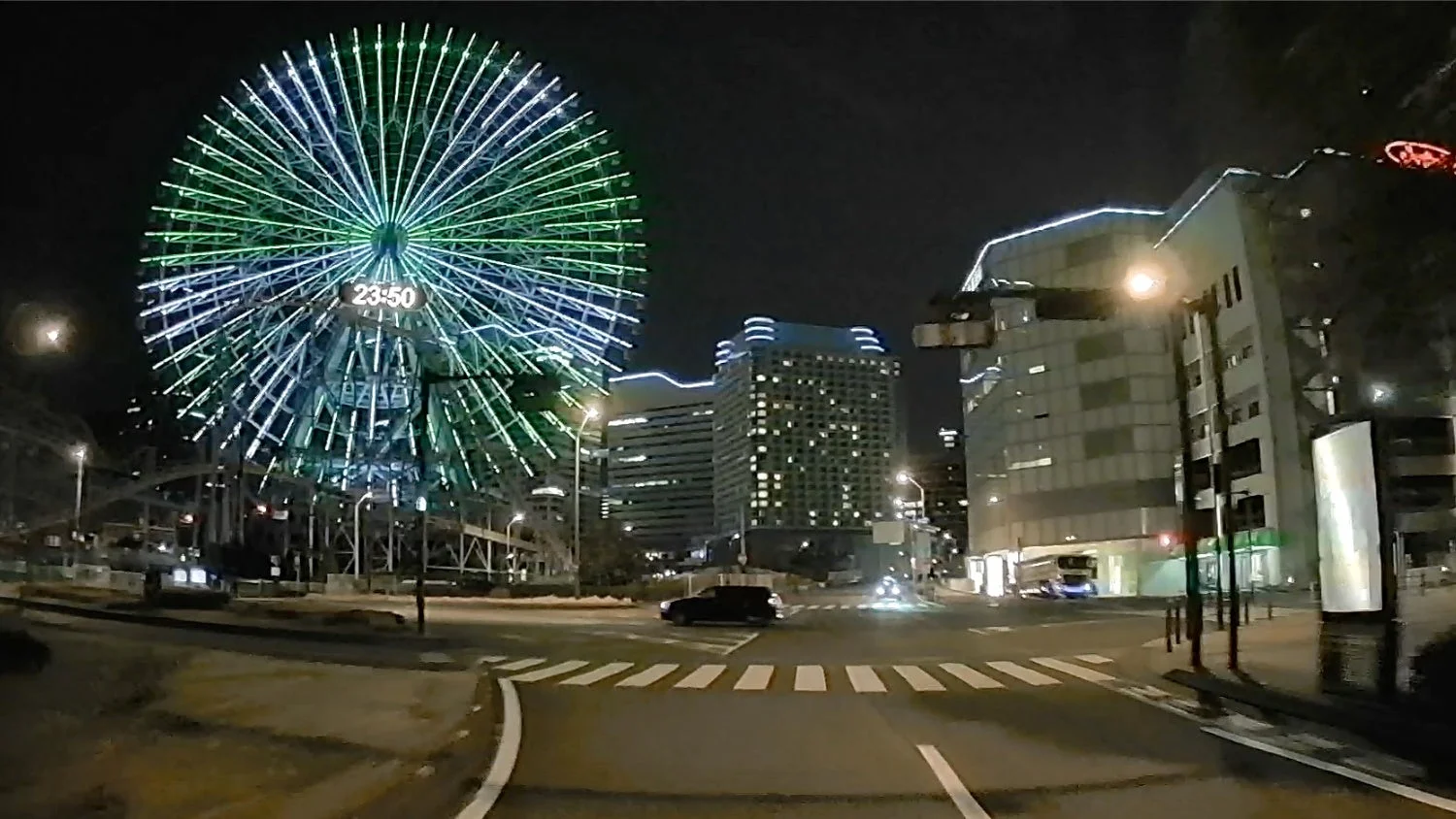 夜間の横浜みなとみらいの風景