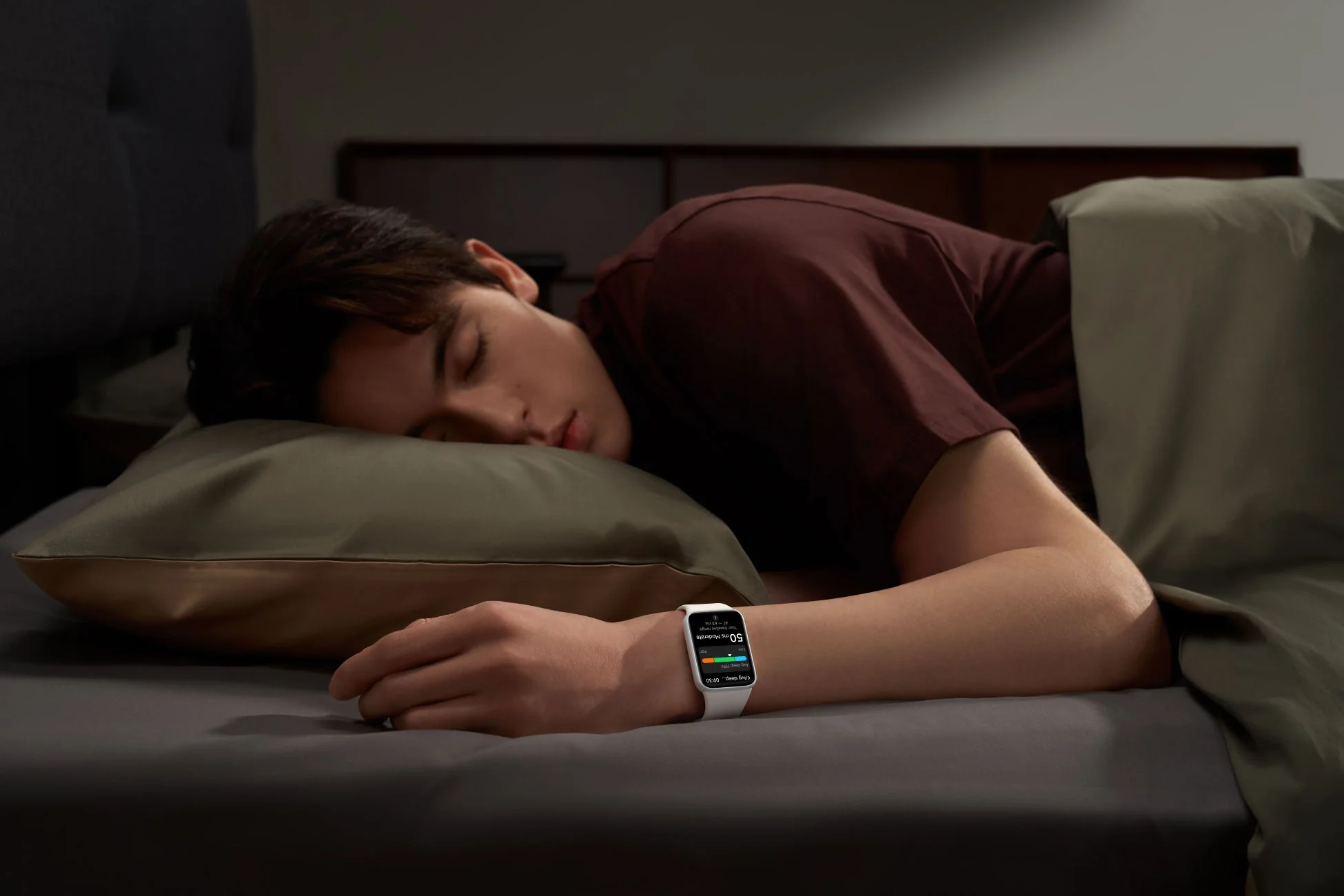 ベッドで眠る人物とスマートウォッチの睡眠データ