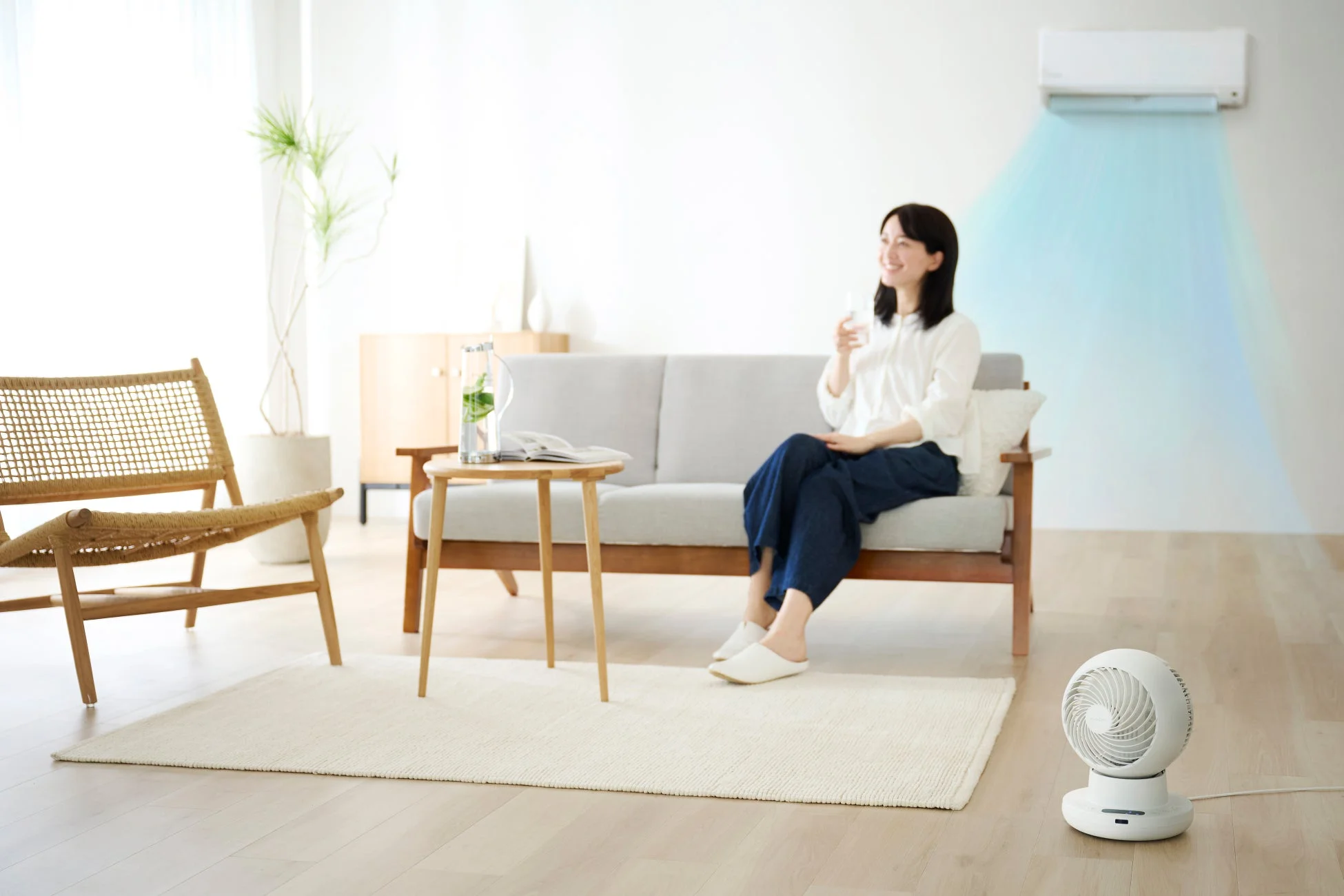ソファでくつろぐ女性とWOOZOO 360 i
