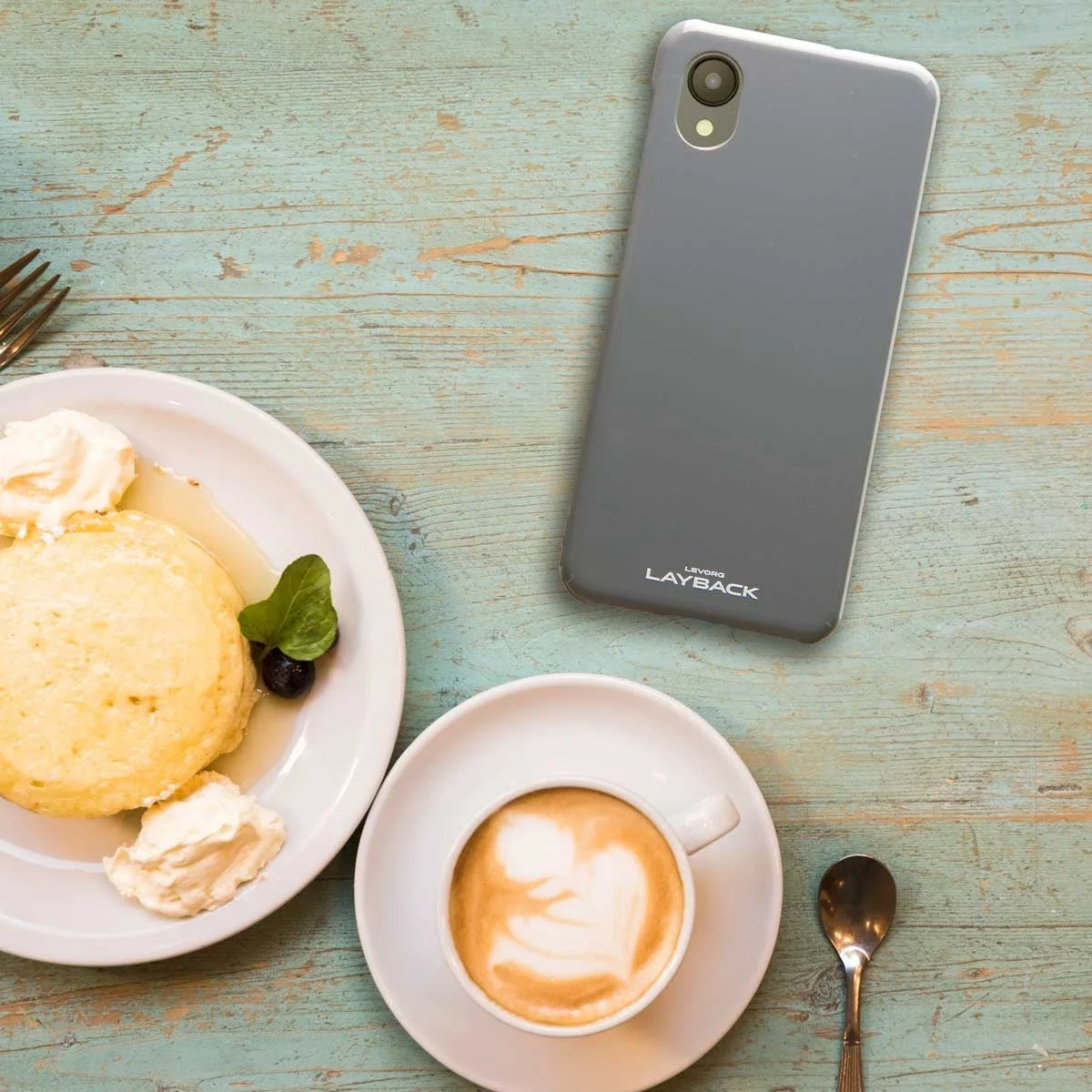 カフェでスマートフォンケース