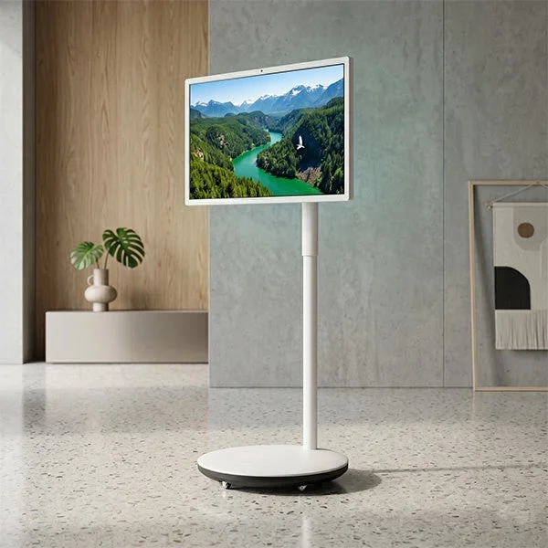 モダンなリビングルームに置かれた、スタンド付きの白いポータブルテレビ
