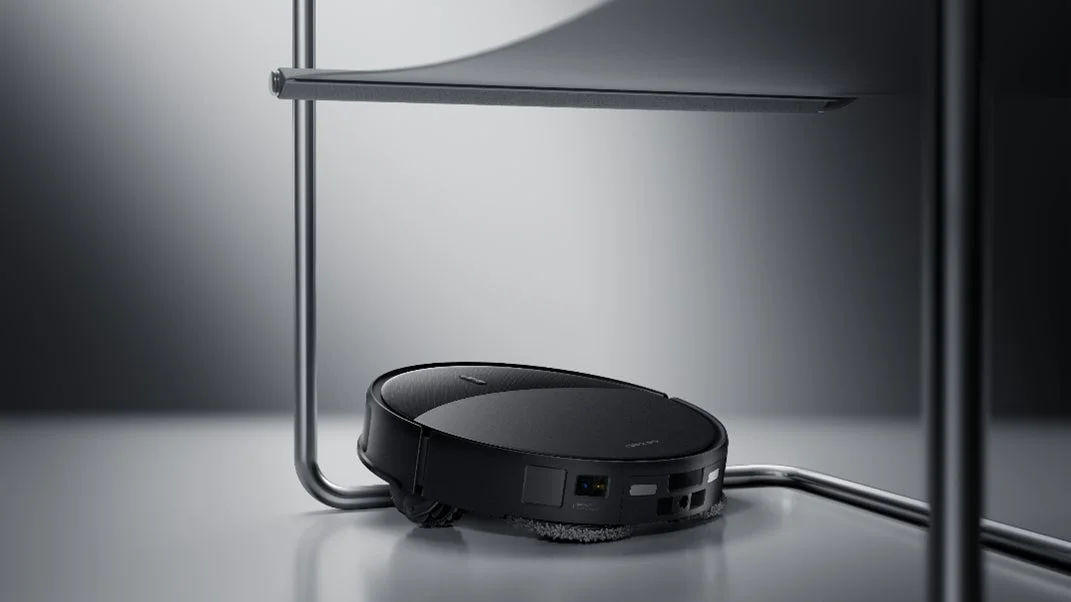 家具の下を掃除するRoborock Saros 20