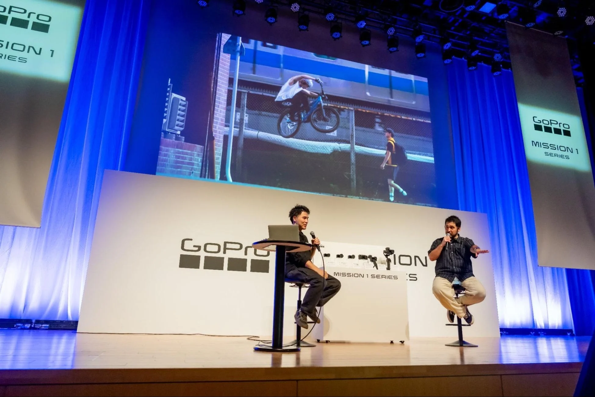 GoPro、イベント、プレゼンテーション、ステージ、BMX、エクストリームスポーツ、カメラ、製品発表、登壇者、スクリーン、青いカーテン、ライブイベント
