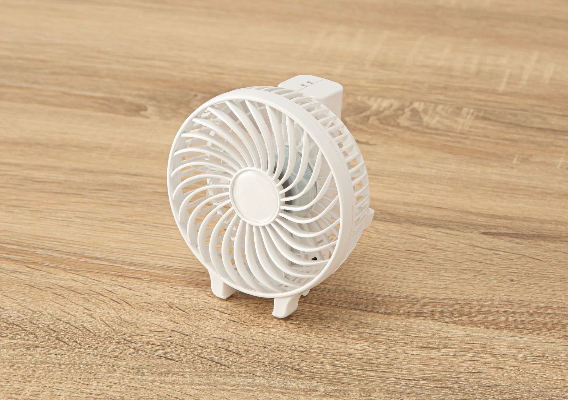 デスクで使用する様子