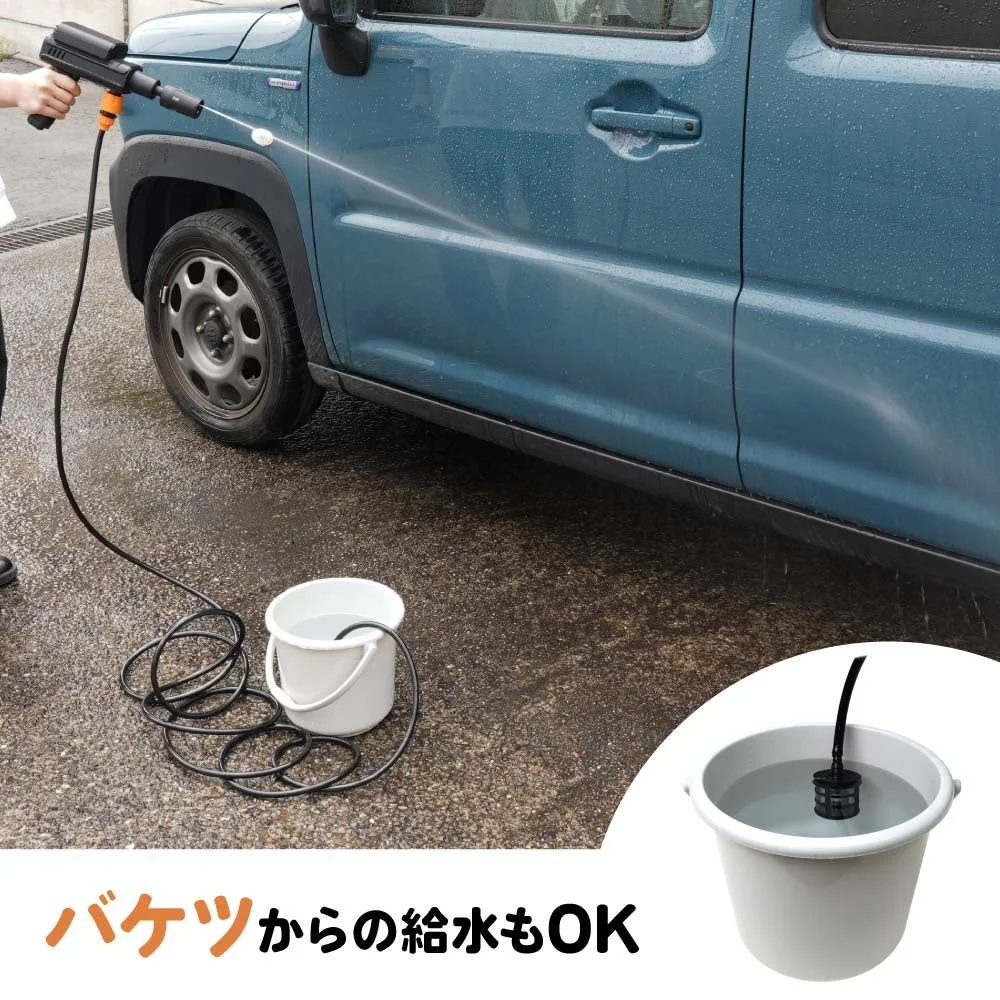バケツから給水する高圧洗浄機で洗車している様子