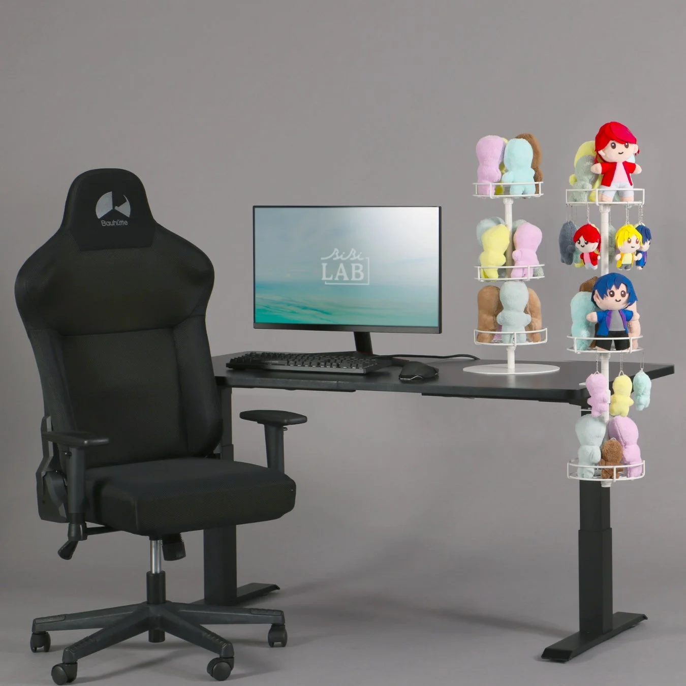 ぬいタワーとゲーミングチェアのある部屋