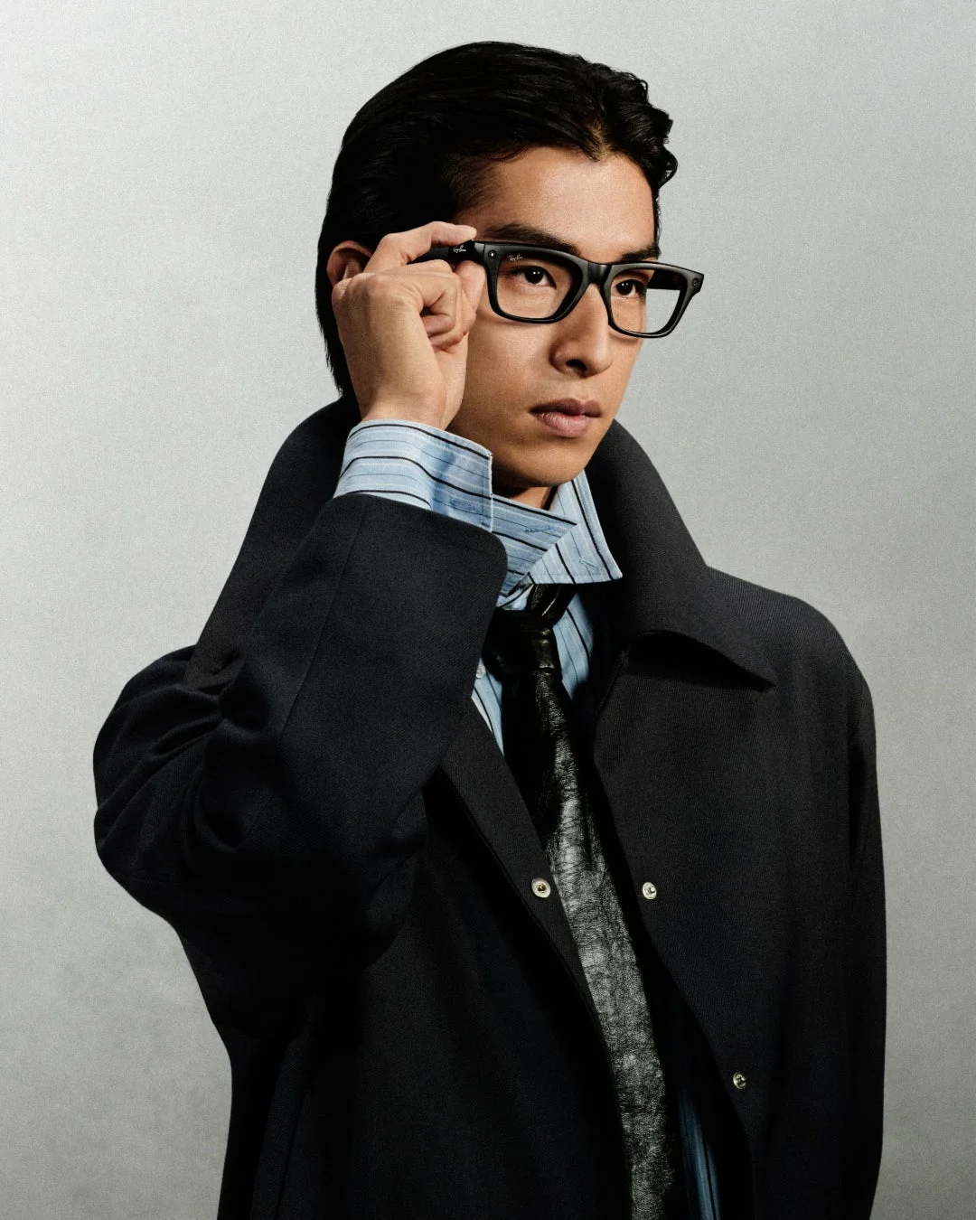 Ray-Ban Meta Blayzer Opticsを着用する男性