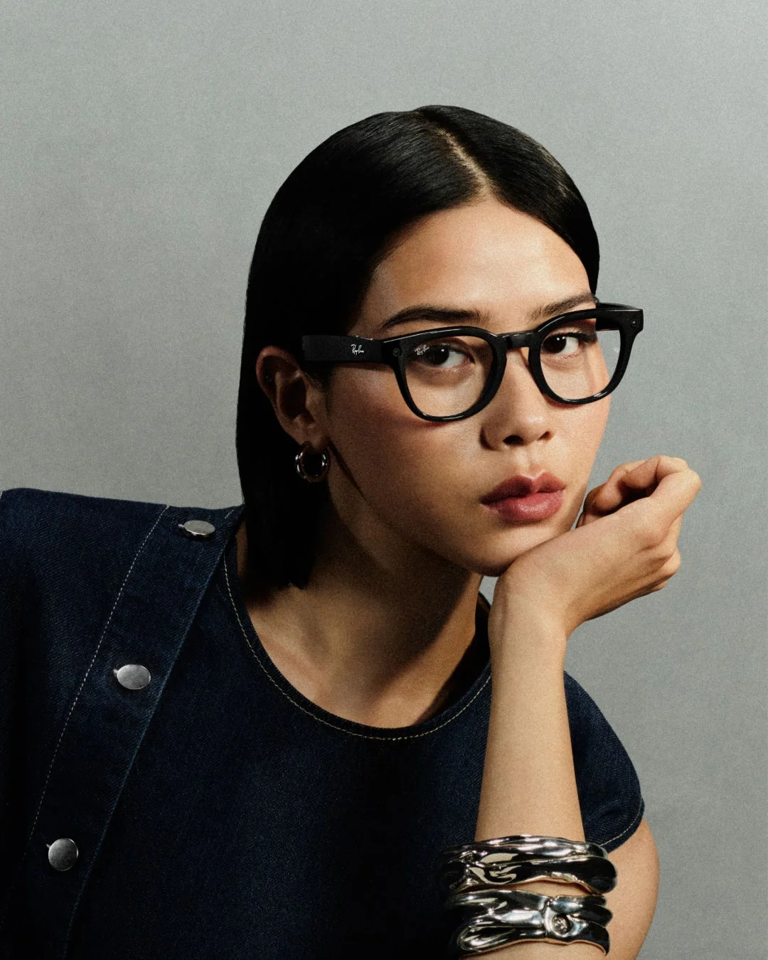 Ray-Ban Metaを着用する女性