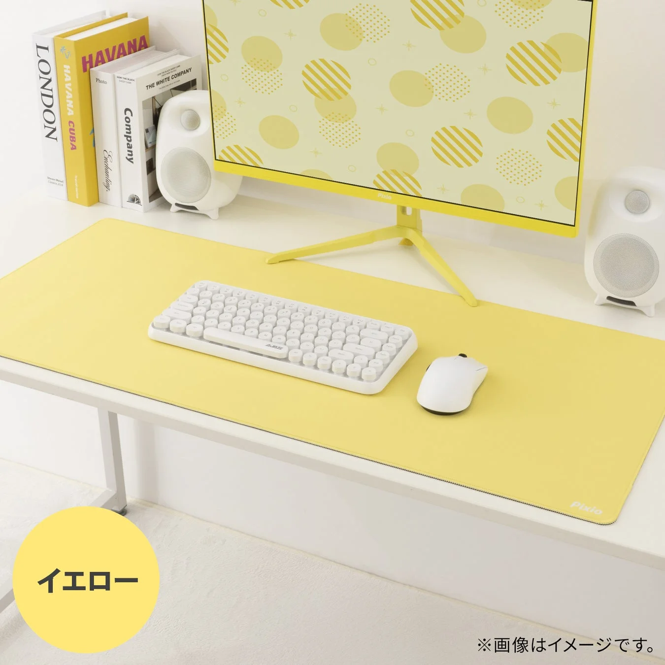 イエローのデスク