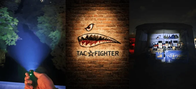懐中電灯で暗闇を照らす光景、レンガ壁に描かれた「TAC FIGHTER」のシャークマウスロゴ、そして同ブランドの製品が並ぶ夜の屋台の三連画像。タクティカルな雰囲気を表現している。