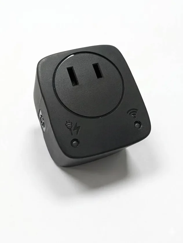 白い背景に置かれた黒いスマートプラグで、2つの差し込み口と電源、Wi-Fiのインジケーターライトが見えます。家電をスマート化するためのIoTデバイスです。