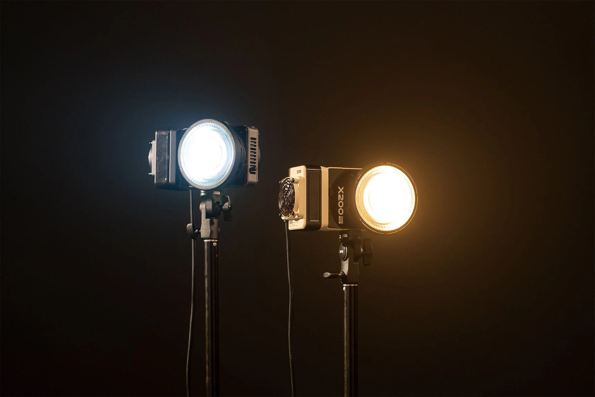 暗い背景に設置された2つのスタジオ用LEDライトが写っています。