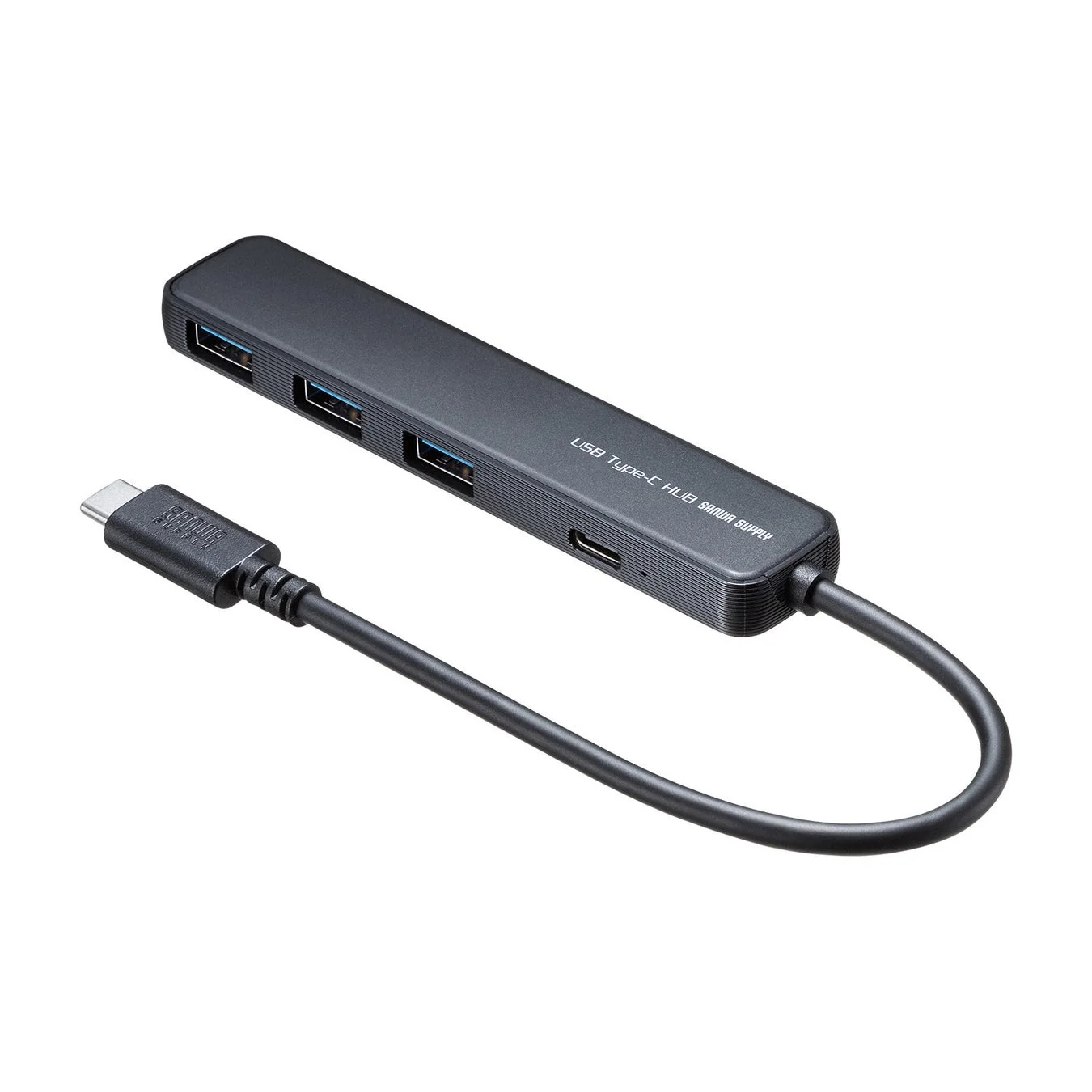白い背景に置かれた黒いUSB Type-Cハブです。複数のUSB-Aポートと給電用USB-Cポートを備え、PCやスマートフォンに周辺機器を接続するための拡張アダプタとして機能します。