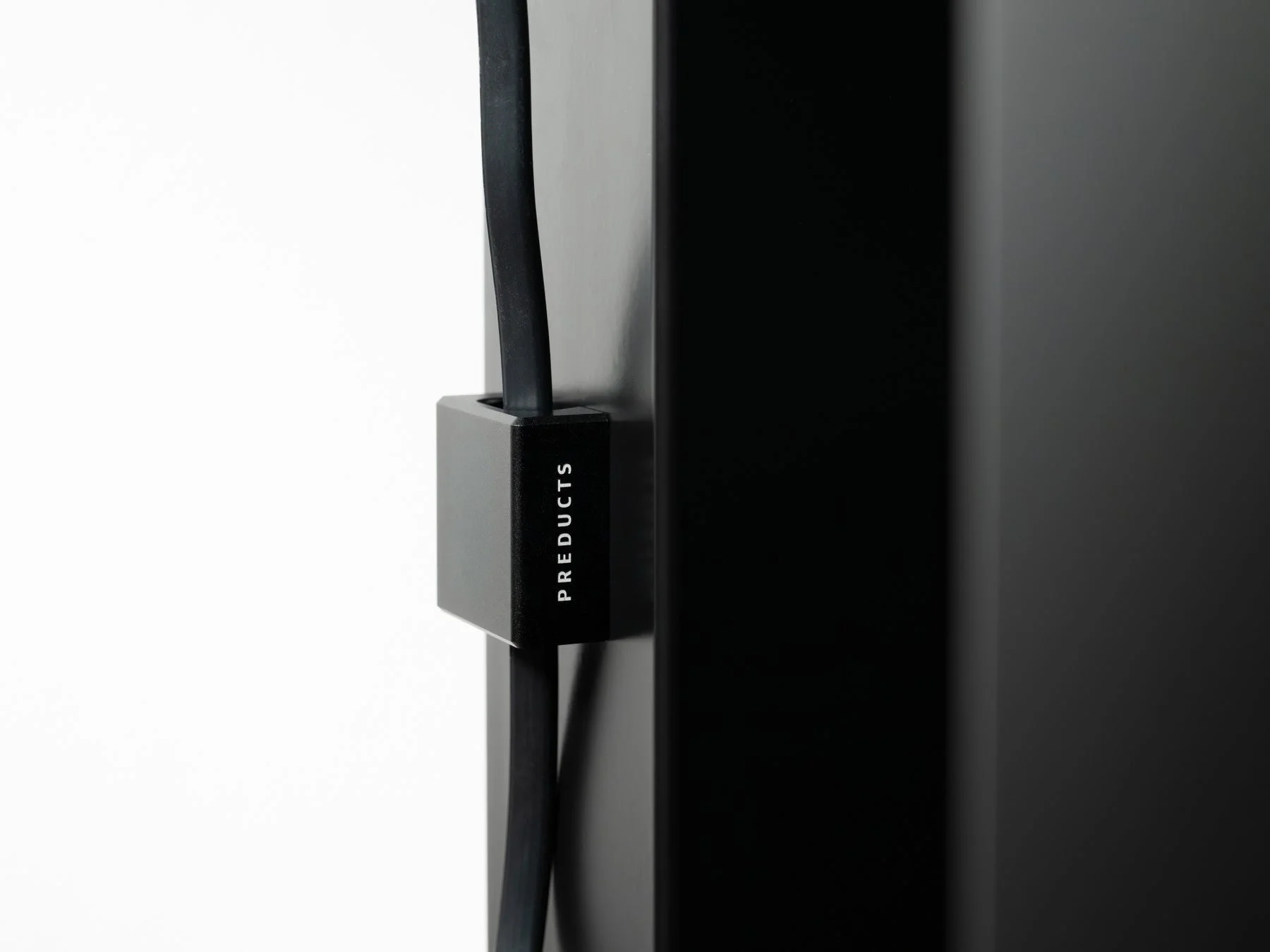 PREDUCTSのロゴが入った黒いケーブルホルダーのクローズアップ画像