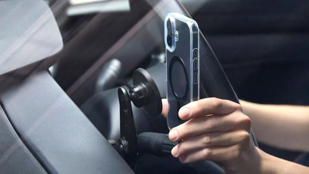 スマホをホルダーに近づける様子