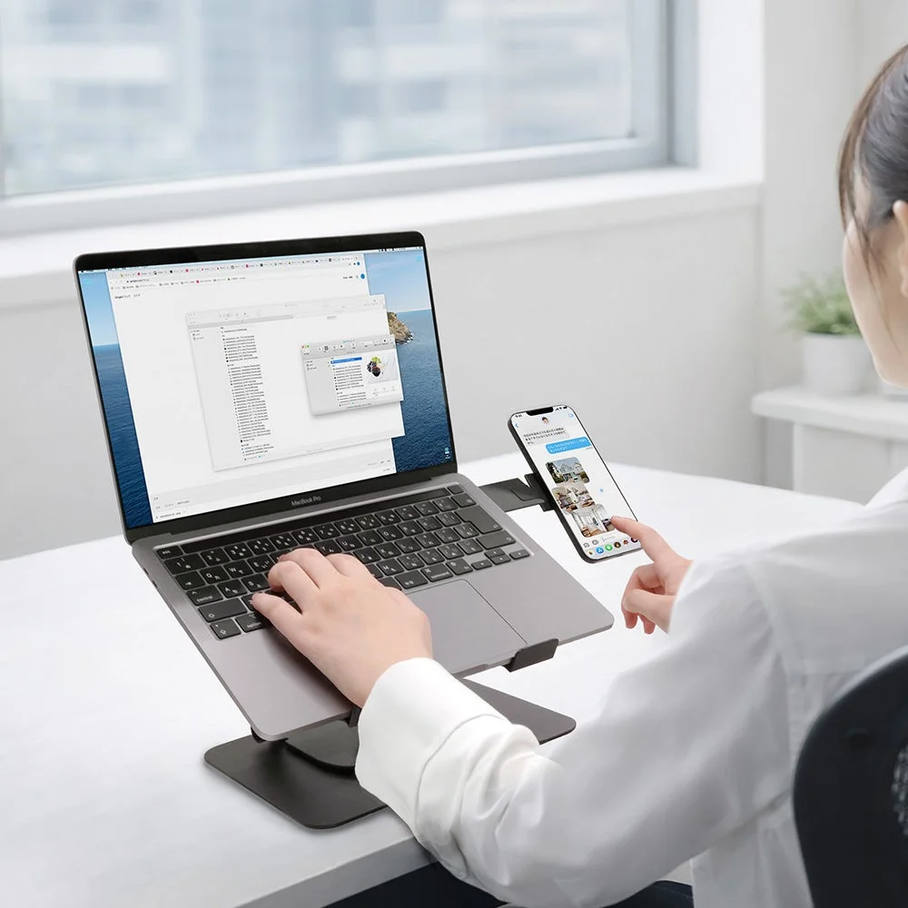 ノートPCとスマホを同時に使用する女性