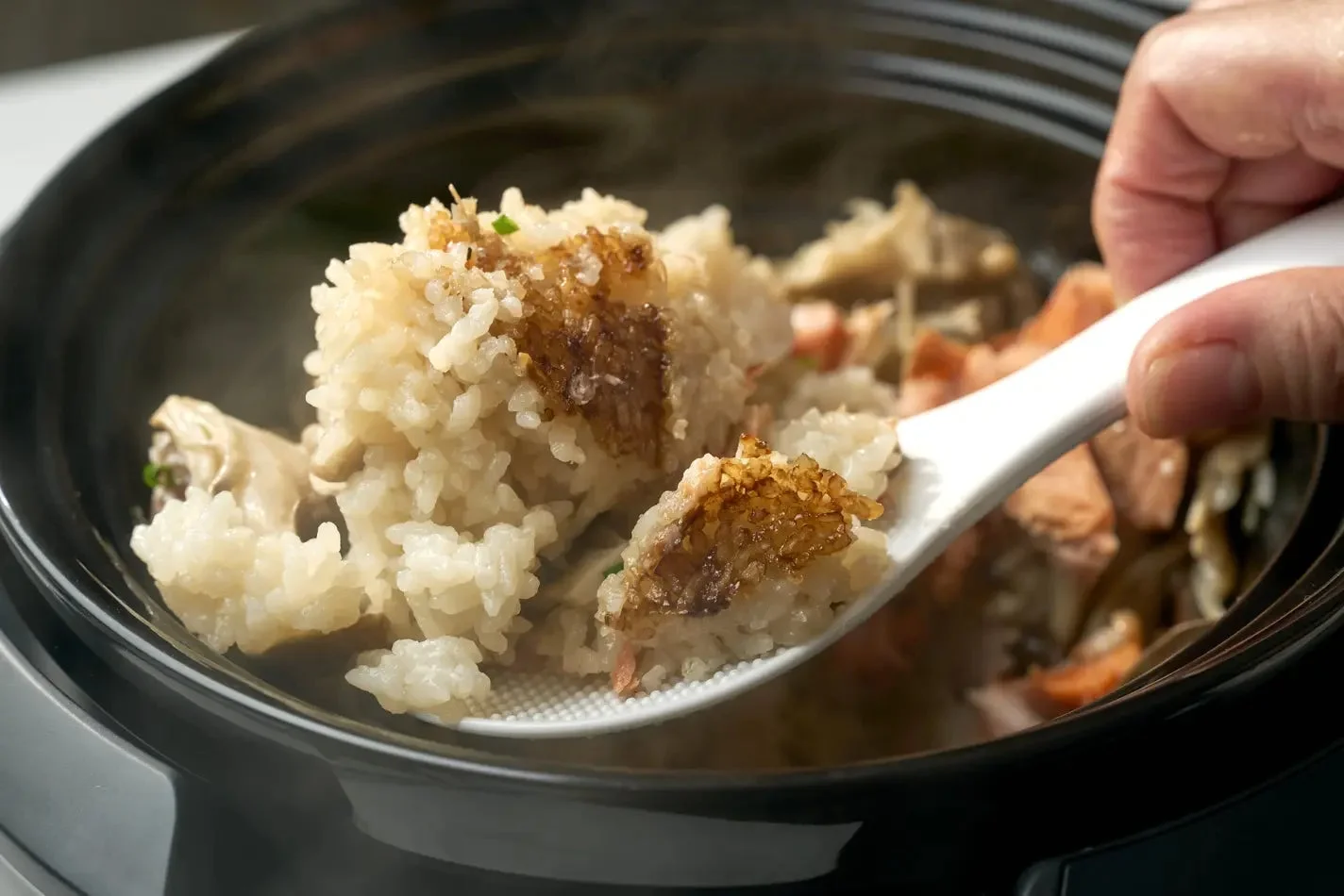 黒い鍋に入った炊き込みご飯