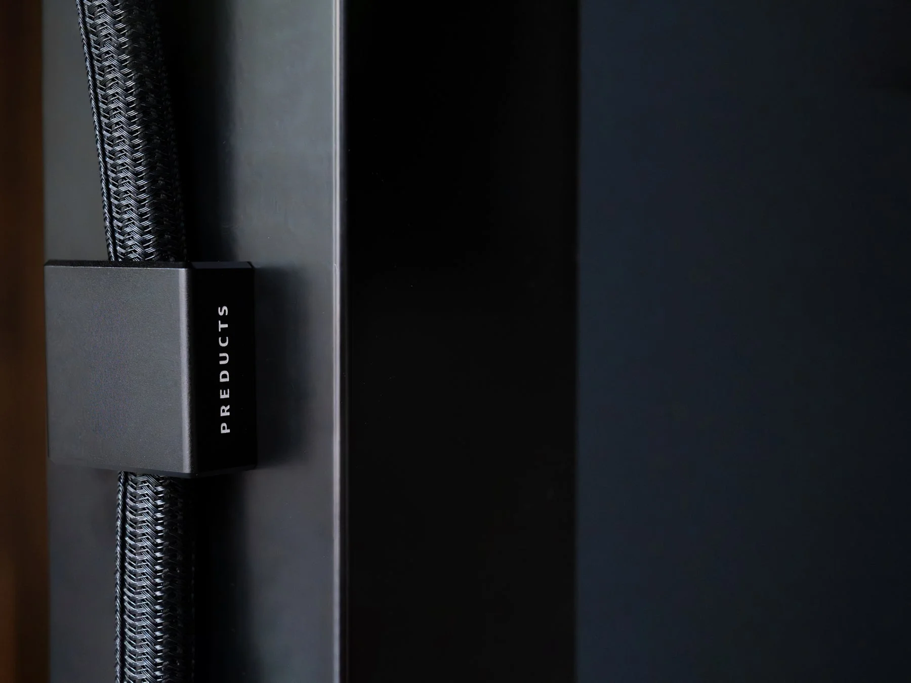 PREDUCTS、削り出しのケーブルマネジメントツール『Magnet Cable Holder 2』を販売開始