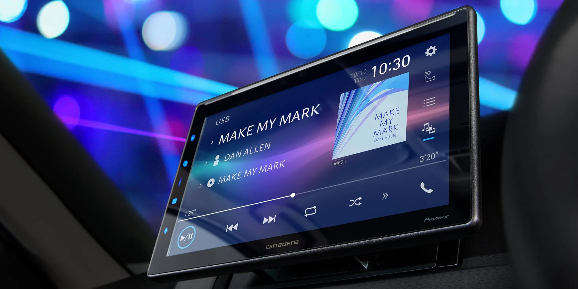 車内に設置されたPioneer carrozzeriaのディスプレイオーディオが音楽を再生している様子