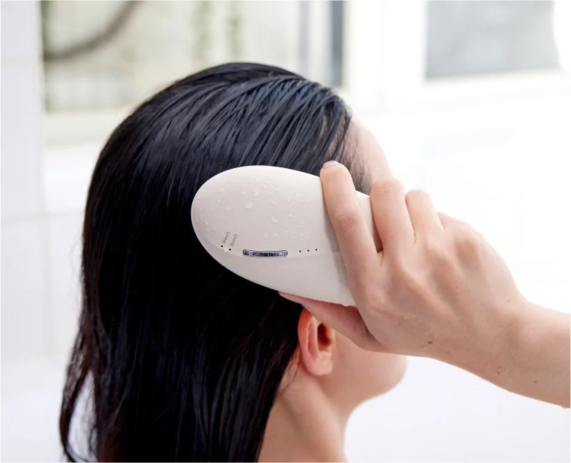 濡れた髪に美容機器を使用する様子